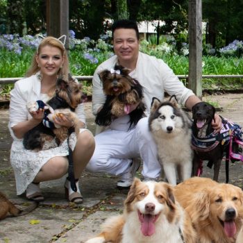 Frank Sylva e Jack Reichert, fundadores do Instituto PetLovers, posando com vários cães, incluindo um Husky e um cão em cadeira de rodas, destacando o amor pela causa animal.